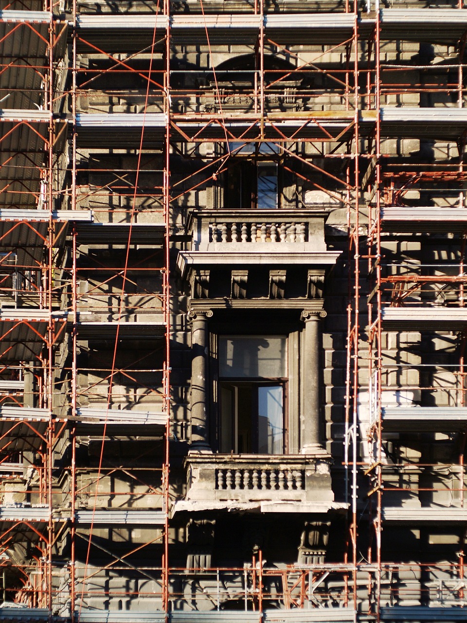 fachada,edificio,andamios,rehabilitación,balcón,pintura,rojo,cemento,granito,reforma,ventanas,columnas,piedra