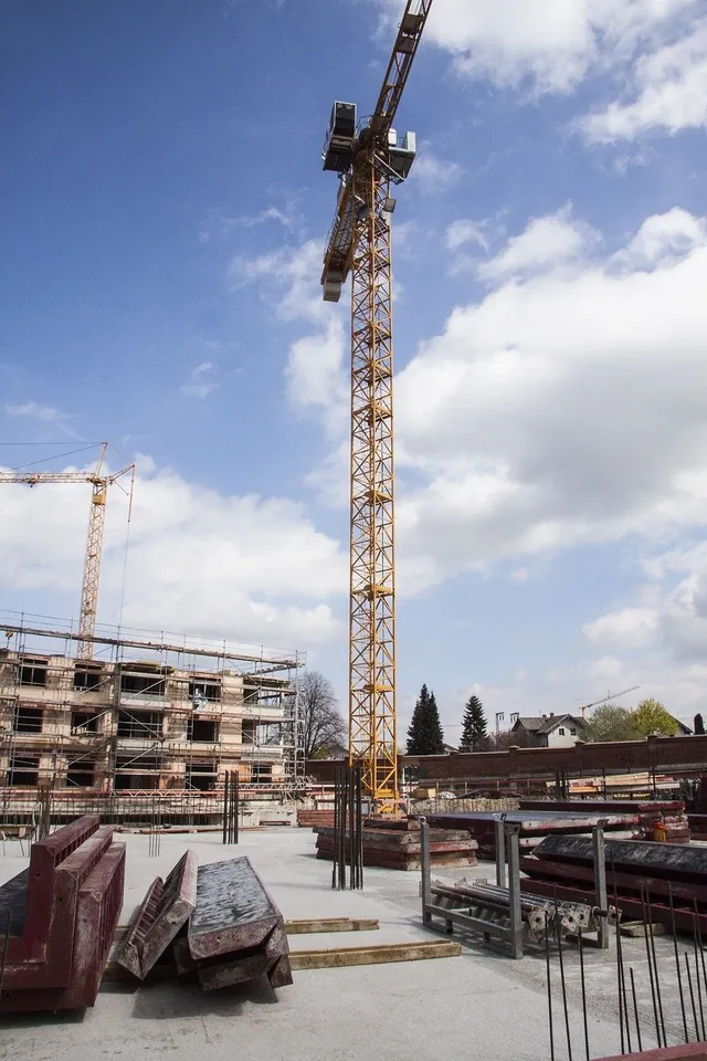 Cimientos y encofrado de un edificio en construcción